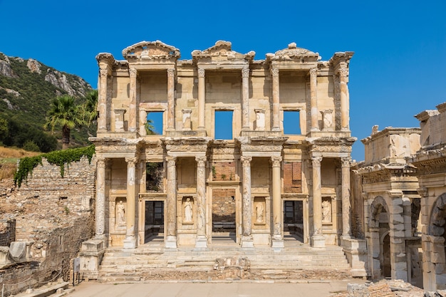 Ruínas da Biblioteca Celsius na antiga cidade de Éfeso