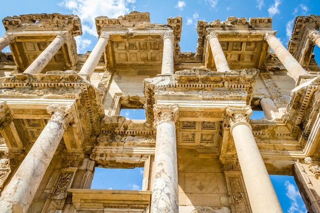 Ruínas da Biblioteca Celsius na Cidade Antiga de Éfeso, na Turquia