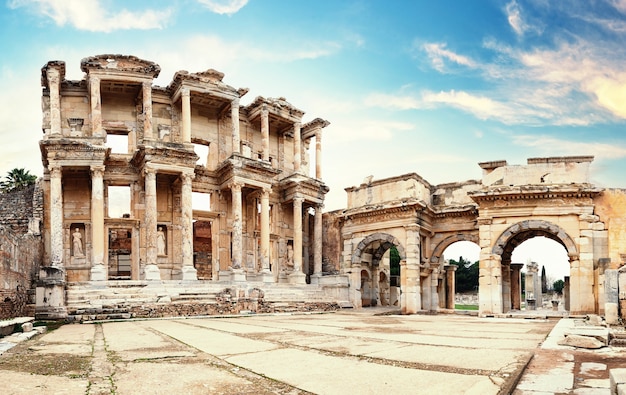 Ruínas da biblioteca de Celsus em Éfeso à tarde. Peru