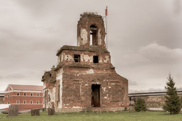 Ruínas da Catedral de São João Monumento à defesa da fortaleza durante a Segunda Guerra Mundial