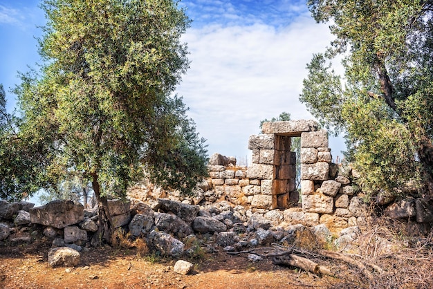 Ruínas da cidade antiga na ilha de Cleópatra, ilha de Sedir, mar Egeu, Marmaris, Turquia