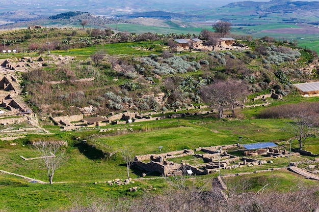 Ruínas da cidade velha no sítio arqueológico de morgantina sicília