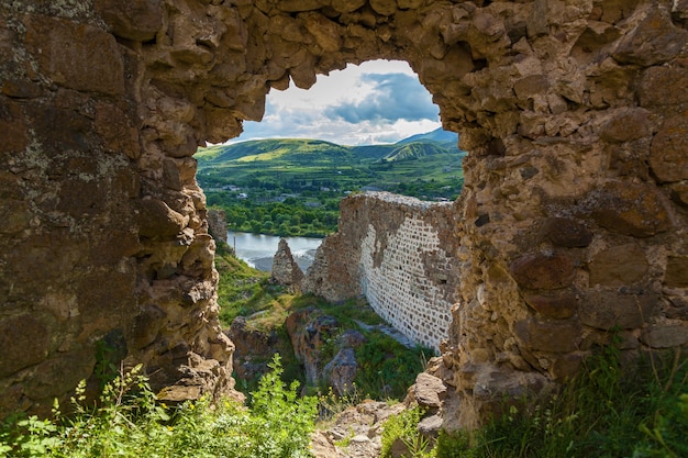 Ruínas da Fortaleza de Atskuri, Geórgia, vista da fortaleza até o vale