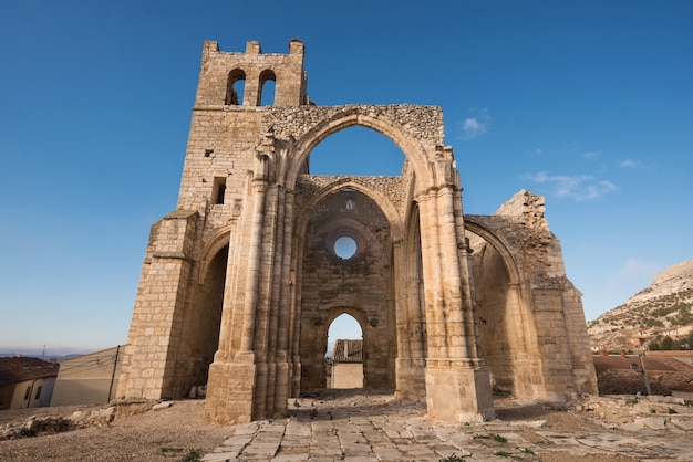 Ruínas da igreja abandonada santa eulalia em palenzuela, província de palencia, espanha.