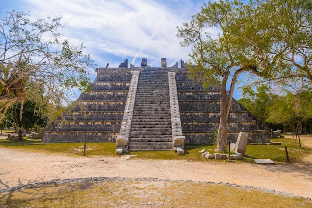 Ruínas da pirâmide de El Osario Chichen Itza Yucatan México civilização maia