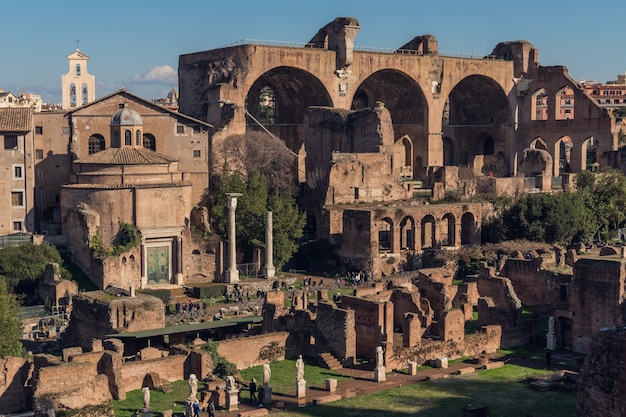 Ruínas da Roma Antiga em dia de sol