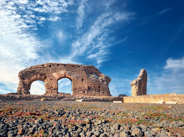 Ruínas da Villa dei Quintili. Paisagem romana no Appia Way em Roma