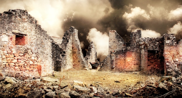 Foto ruínas de casas destruídas pelo bombardeio