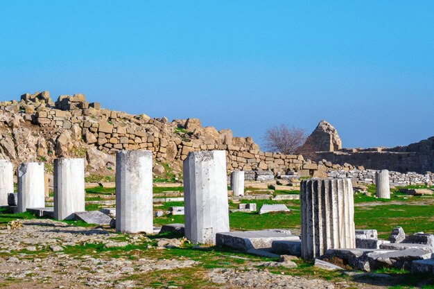 Ruínas de colunas na antiga cidade de Pérgamo em um dia ensolarado Bergama Turquia