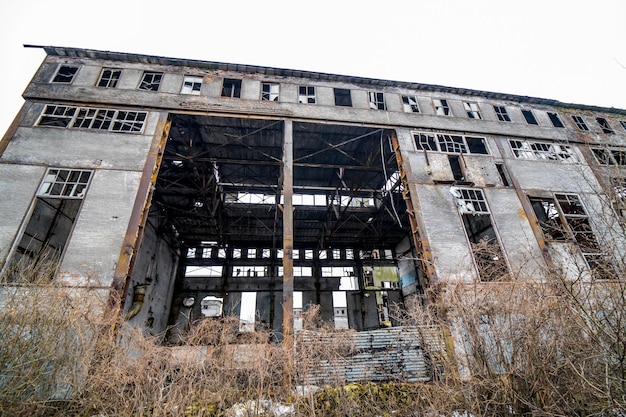 Ruínas de construção de fábrica industrial arruinada abandonada e conceito de demolição