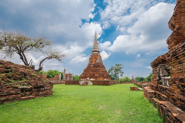 Ruínas de estátuas de Buda e pagode de Wat Mahathat no parque histórico de Ayutthaya, Tailândia