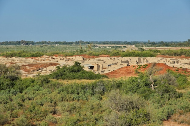 Ruínas de mohenjo daro perto do rio indus no distrito de larkana sindh paquistão