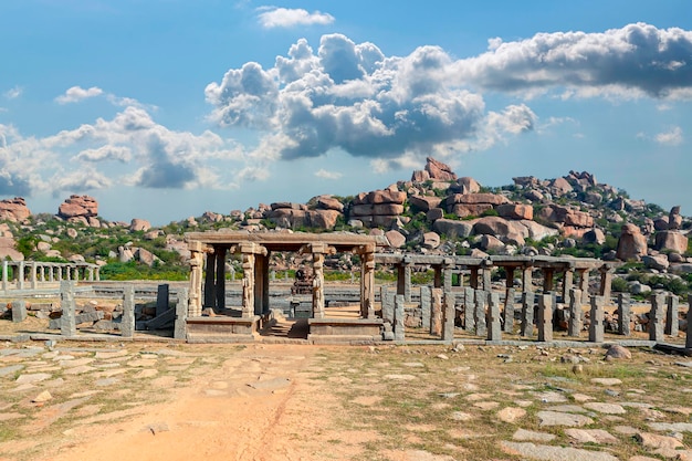 Ruínas de templos antigos. O grupo de monumentos em Hampi era o centro do império hindu