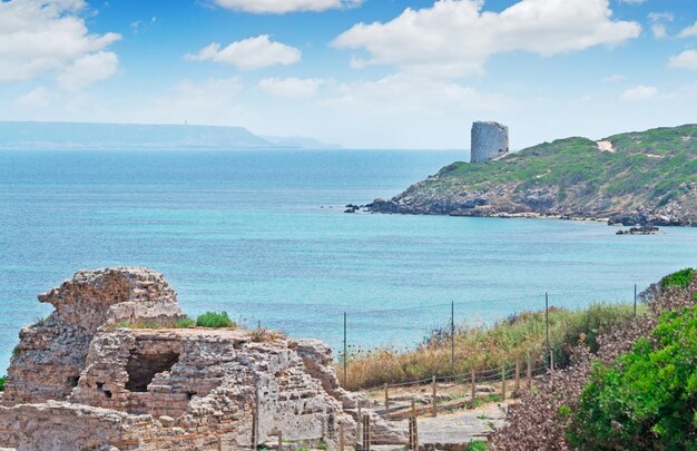 Ruínas de Tharros com a torre de San Giovanni ao fundo