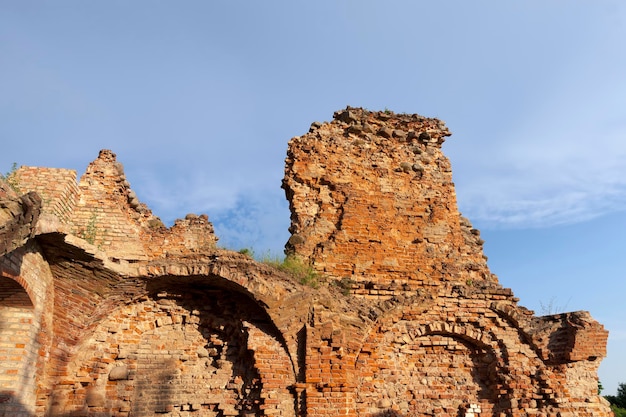 Ruínas de um antigo castelo de tijolos vermelhos