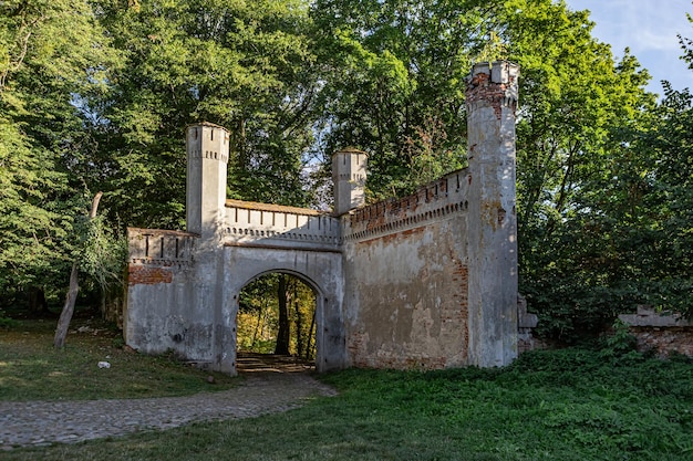 ruínas de um antigo castelo na vila de verão Zheleznodorozhniy, região de Kaliningrado, Rússia