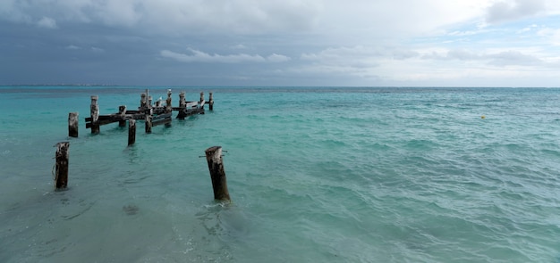 Ruínas de um antigo píer na praia playa caracol em cancún, méxico