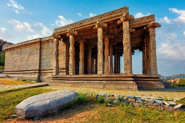 Ruínas de um templo antigo em hampi karnataka na índia