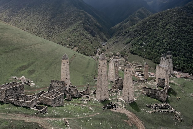 Ruínas de uma antiga aldeia de montanha ingush com torres de pedra e casas ingushetia rússia