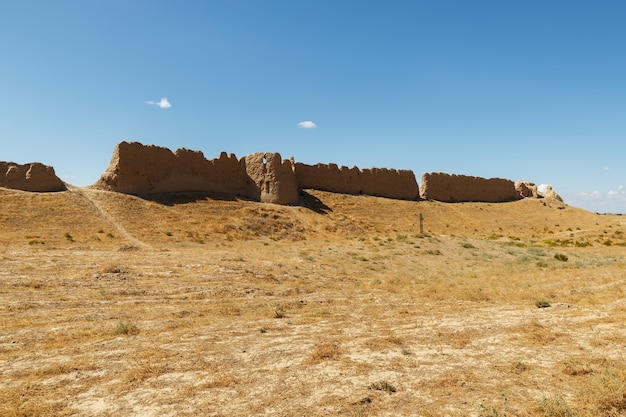 Ruínas de uma antiga cidade de Sawran ou Sauran no sul do Cazaquistão. Parte da muralha da fortaleza.