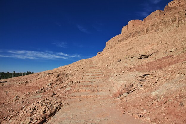 Ruínas de uma fortaleza em uma cidade abandonada no deserto do saara