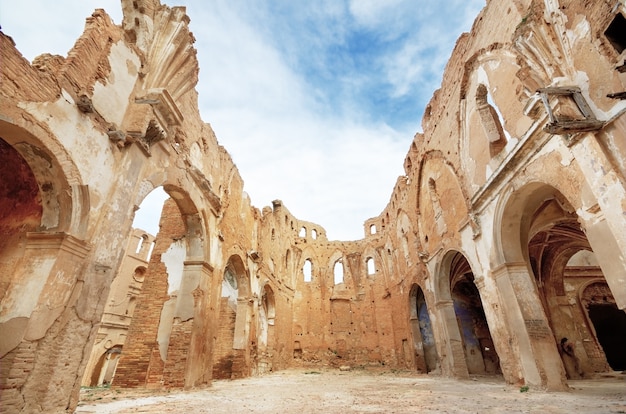 Ruínas de uma igreja velha destruída durante a guerra civil espanhola em Belchite, Saragossa, Espanha.