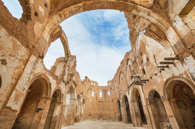 Ruínas de uma igreja velha destruída durante a guerra civil espanhola em Belchite, Saragossa, Espanha.