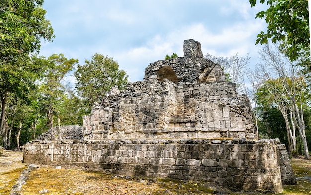 Ruínas de uma pirâmide maia no sítio Chicanna em Campeche, México