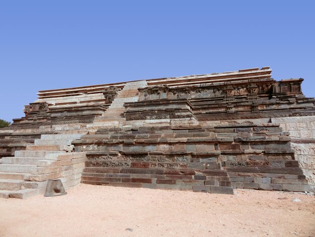 Ruínas de uma torre de vigia em Vijayanagara