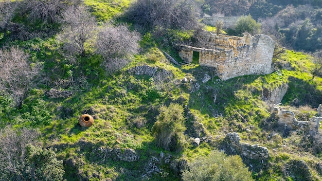 Ruínas de uma velha casa de pedra abandonada sem telhado na aldeia tradicional na paisagem mediterrânea