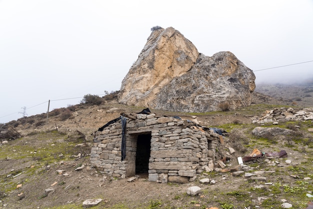 Foto ruínas de uma velha casa de pedra em ruínas