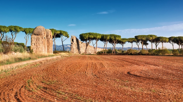 Ruínas do antigo aqueduto em Appia Way, em Roma, Itália