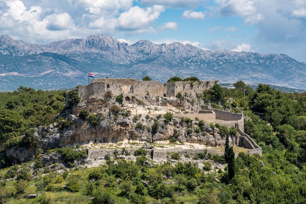 Ruínas do antigo forte veneziano acima da cidade costeira de Novigrad, na Croácia