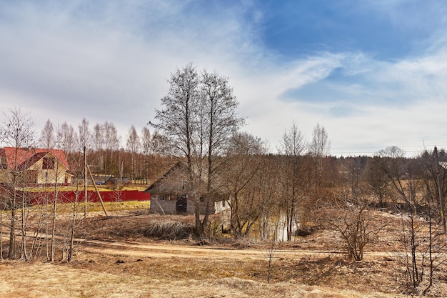 Foto ruínas do antigo moinho de água na primavera março dia de primavera clima calmo mudança de estação aldeia paisagem rural