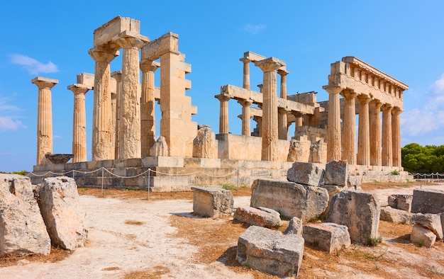 Ruínas do antigo templo grego de Afaia na Ilha Aegina, Ilhas Sarônicas, Grécia