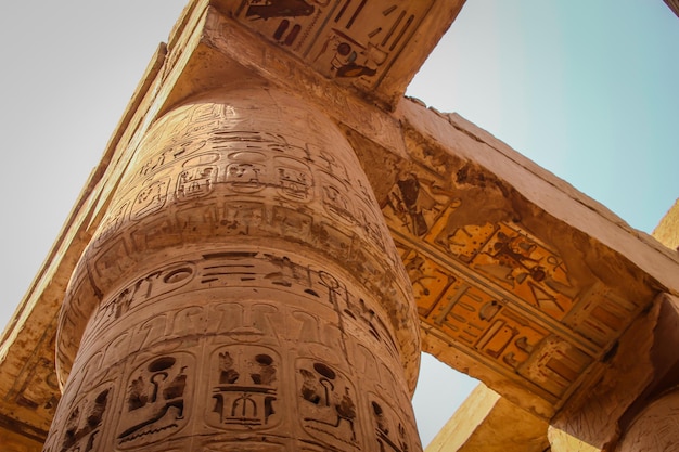 Ruínas do belo templo antigo em Luxor. Ruínas do templo central de Amon-Ra.