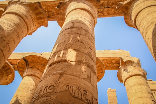 Foto ruínas do belo templo antigo em luxor. ruínas do templo central de amon-ra.