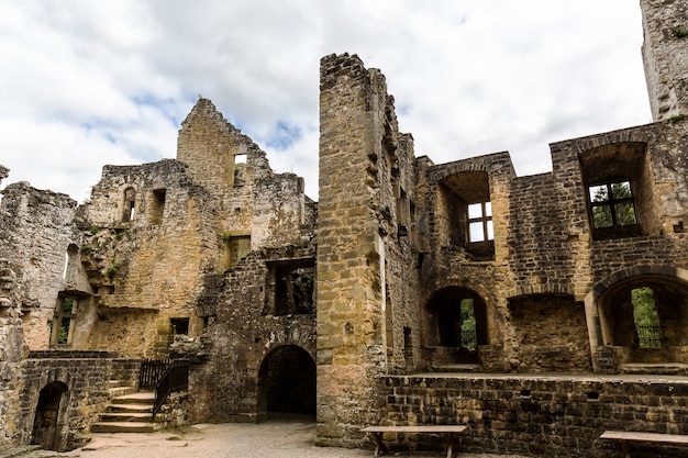 Ruínas do castelo antigo, edifício de pedra antigo, europa, panorama. arquitetura tradicional europeia