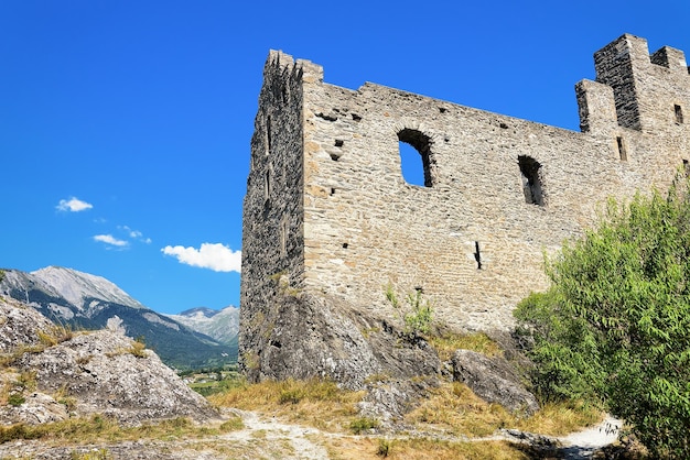 Ruínas do castelo de Tourbillon na colina de Sion, Cantão Valais, Suíça.