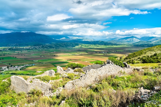 Ruínas do Castelo Lekuresi em Saranda, no sul da Albânia