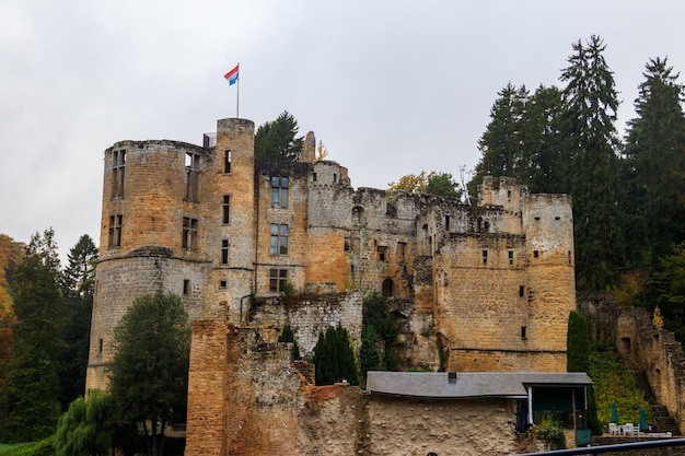 Ruínas do castelo medieval de Beaufort, no Luxemburgo