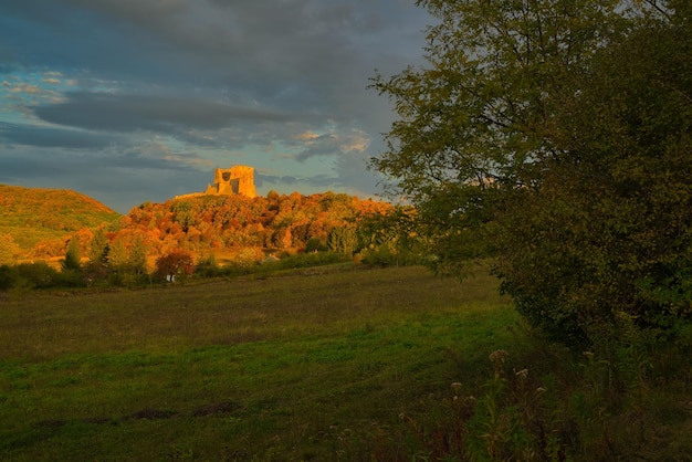 Ruínas do castelo medieval de Csesznek na Hungria