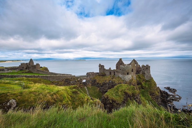 Ruínas do castelo medieval de Dunluce na Irlanda do Norte