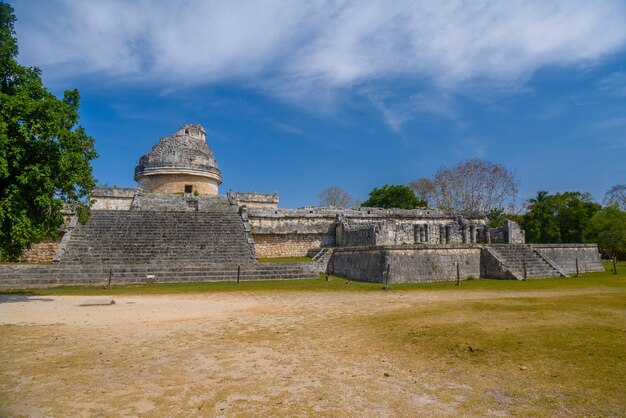 Ruínas do observatório El Caracol templo Chichen Itza Yucatan México civilização maia