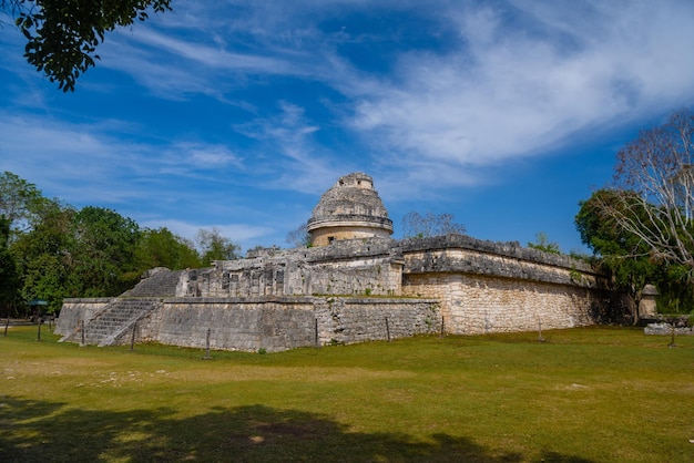 Ruínas do observatório El Caracol templo Chichen Itza Yucatan México civilização maia