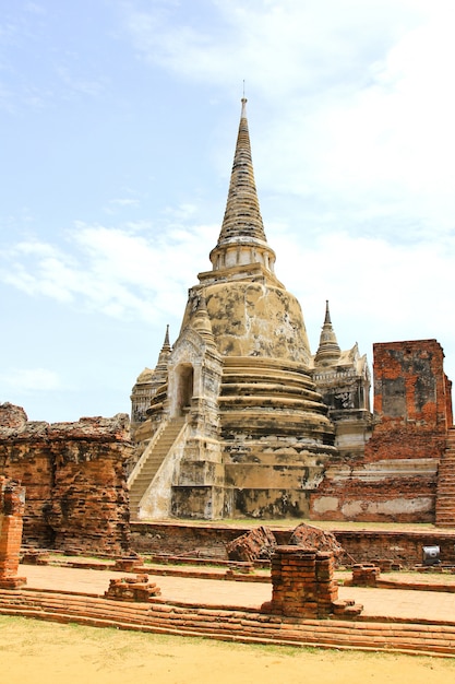 Ruínas do pagode budista antigo no templo Wat Phra Sri Sanphet