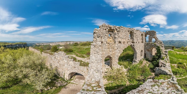 Ruínas do portão principal em mangup kale fortaleza famosa caverna cidade mangupkale perto da cidade de bakhchisaray