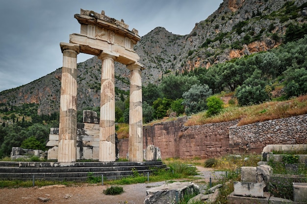 Foto ruínas do templo de atena pronoia na antiga grécia de delfos