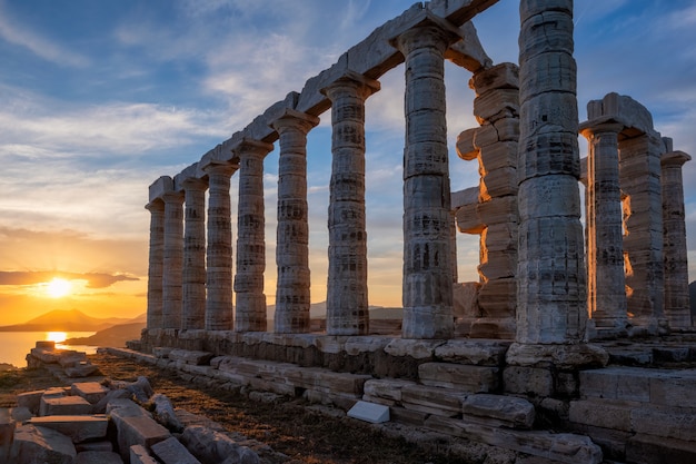 Ruínas do templo de poseidon no cabo sounio no pôr do sol, grécia