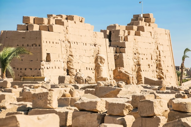 Ruínas do templo egípcio de Karnak o maior museu ao ar livre em Luxor